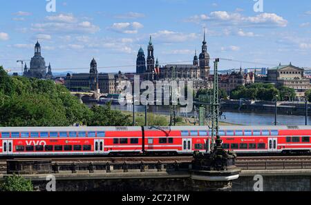 Dresden, Deutschland. Juli 2020. Vor der historischen Altstadt fährt ein S-Bahn-Zug mit der Frauenkirche (l-r), dem Ständehaus, der Hofkirche, dem Residenzschloss, der Semperoper, dem Sächsischen Parlament, dem Hotel Maritim und dem ICC (Internationales Congress Center) auf der Marienbrücke über die Elbe. Quelle: Robert Michael/dpa-Zentralbild/ZB/dpa/Alamy Live News Stockfoto