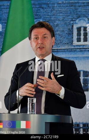 Meseberg, Deutschland. Juli 2020. Italiens Ministerpräsident Giuseppe Conte spricht nach ihrem Gespräch im Gästehaus der Bundesregierung auf Schloss Meseberg bei der gemeinsamen Pressekonferenz mit der Bundeskanzlerin. Quelle: Tobias Schwarz/AFP Pool/dpa/Alamy Live News Stockfoto