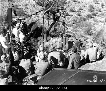 Regisseur ANTHONY MANN und Film Crew Filmen GILBERT ROLAND und BARBARA STANWYCK am Drehort Candid für DEN FURIES 1950 Roman Niven Busch Produzent Hal B. Wallis Wallis - Hazen / Paramount Pictures Stockfoto