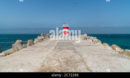 Nazare, Portugal, April 2018: Der rote Leuchtturm von Porto de Abrigo von Nazare in Zentralportugal Stockfoto