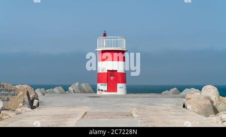 Nazare, Portugal, April 2018: Der rote Leuchtturm von Porto de Abrigo von Nazare in Zentralportugal Stockfoto