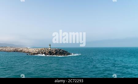 Nazare, Portugal, April 2018: Der grüne Leuchtturm von Porto de Abrigo von Nazare in Zentralportugal Stockfoto