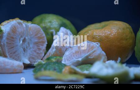 Bergamotte (Citrus reticulata). Eine kleine Zitrusfrucht, ähnlich einer Birne, sowie das ätherische Öl, das aus der Schale seines f extrahiert wird Stockfoto