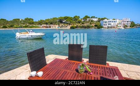 Leere Promenade in Porto Petro, Ferienort im Süden von Mallorca , Europa, Balearen, Spanien, es, Reisen, Tourismus, Ziel, Sehenswürdigkeiten Stockfoto