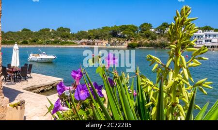 Leere Promenade in Porto Petro, Ferienort im Süden von Mallorca , Europa, Balearen, Spanien, es, Reisen, Tourismus, Ziel, Sehenswürdigkeiten Stockfoto