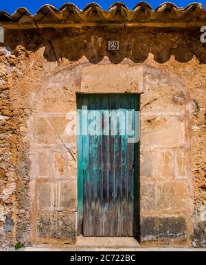 Türkis alte Tür in der touristischen Ortschaft Porto Petro, Ferienort im Süden von Mallorca, Europa, Balearen, Spanien, es, Reisen, Tourismus, d Stockfoto