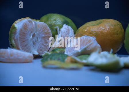 Bergamotte (Citrus reticulata). Eine kleine Zitrusfrucht, ähnlich einer Birne, sowie das ätherische Öl, das aus der Schale seines f extrahiert wird Stockfoto