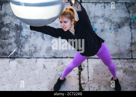 Fit junge Frau tun Pilates Training im Freien Stockfoto