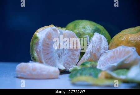 Bergamotte (Citrus reticulata). Eine kleine Zitrusfrucht, ähnlich einer Birne, sowie das ätherische Öl, das aus der Schale seines f extrahiert wird Stockfoto