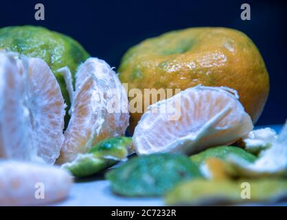 Bergamotte (Citrus reticulata). Eine kleine Zitrusfrucht, ähnlich einer Birne, sowie das ätherische Öl, das aus der Schale seines f extrahiert wird Stockfoto