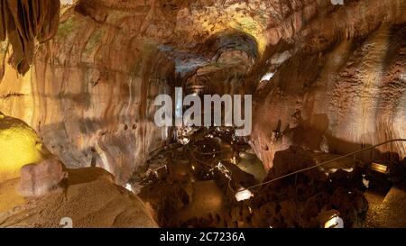 Mira de Aire, Portugal, April 2018: Innenansicht der Grutas Mira de Aire Höhle in Portugal Stockfoto