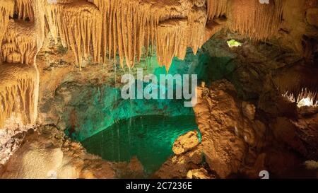 Mira de Aire, Portugal, April 2018: Innenansicht der Grutas Mira de Aire Höhle in Portugal Stockfoto