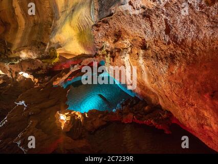 Mira de Aire, Portugal, April 2018: Innenansicht der Grutas Mira de Aire Höhle in Portugal Stockfoto