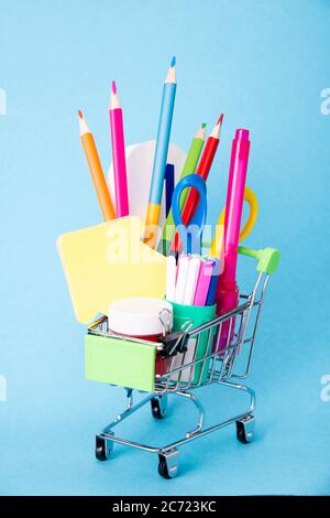 Konzept der Rückkehr zur Schule. Warenkorb mit Schulbedarf Stockfoto