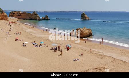 Lagos, Portugal - April 2018: Schöner Sandstrand in der Nähe von Lagos in Ponta da Piedade, Algarve Region, Portugal Stockfoto