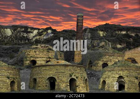 Hier ist ein Fantasiebild der Ruinen einer fremden Zivilisation zu sehen. Es basiert auf den alten Öfen an der Porth Wen viktorianischen Ziegelei auf Anglesey. Stockfoto