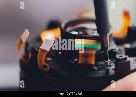 Service, Einstellung und Ausrichtung von optischen dslr-Objektiven mit höchster Präzision. Kamera Objektiv Reparatur-Set in Foto-Ingenieur Arbeitsplatz. Wartungsunterstützung von Stockfoto