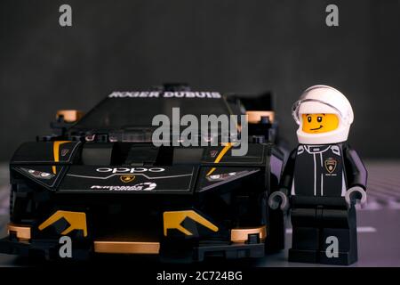 Tambow, Russische Föderation - 25. Juni 2020 Lego Lamborghini Huracan Super Trofeo EVO Auto und Fahrer minifiguren von LEGO Speed Champions. Studioaufnahme. Stockfoto