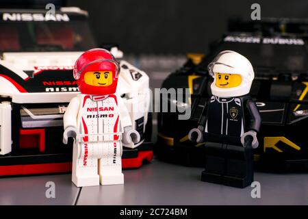 Tambow, Russische Föderation - 25. Juni 2020 Lego Nissan GT-R NISMO und Lamborghini Huracan Super Trofeo EVO Autos mit ihren Fahrern. LEGO Speed Champio Stockfoto