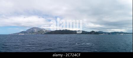 Panoramablick auf die Straße von Gibraltar und Nordafrika von der Fähre aus gesehen Stockfoto