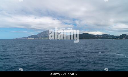 Panoramablick auf die Straße von Gibraltar und Nordafrika von der Fähre aus gesehen Stockfoto