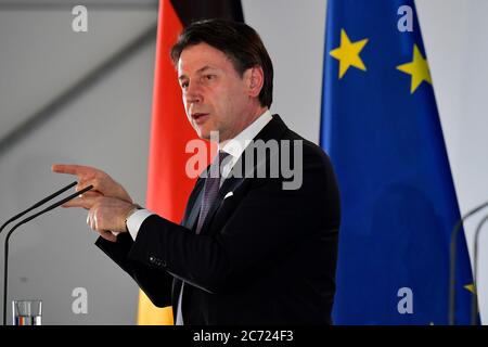 Meseberg, Deutschland. Juli 2020. Der italienische Ministerpräsident Giuseppe Conte spricht nach ihrem Gespräch im Gästehaus der Bundesregierung auf Schloss Meseberg bei der gemeinsamen Pressekonferenz mit der Bundeskanzlerin. Quelle: Tobias Schwarz/AFP Pool/dpa/Alamy Live News Stockfoto