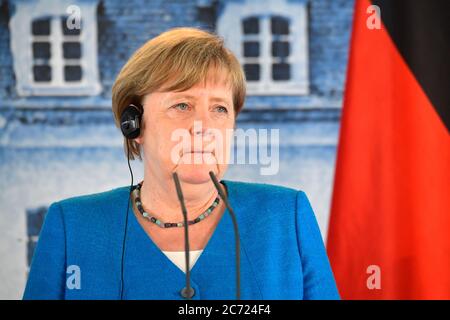 Meseberg, Deutschland. Juli 2020. Bundeskanzlerin Angela Merkel (CDU) spricht nach ihrem Gespräch im Gästehaus der Bundesregierung auf Schloss Meseberg bei der gemeinsamen Pressekonferenz mit dem italienischen Ministerpräsidenten Conte. Quelle: Tobias Schwarz/AFP Pool/dpa/Alamy Live News Stockfoto