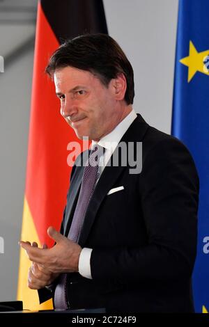 Meseberg, Deutschland. Juli 2020. Der italienische Ministerpräsident Giuseppe Conte spricht nach ihrem Gespräch im Gästehaus der Bundesregierung auf Schloss Meseberg bei der gemeinsamen Pressekonferenz mit der Bundeskanzlerin. Quelle: Tobias Schwarz/AFP Pool/dpa/Alamy Live News Stockfoto