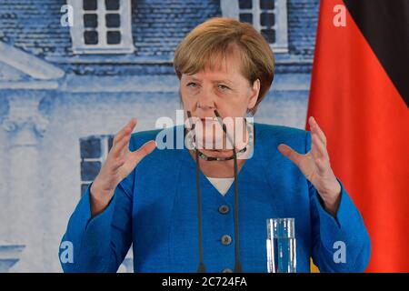 Meseberg, Deutschland. Juli 2020. Bundeskanzlerin Angela Merkel (CDU) spricht nach ihrem Gespräch im Gästehaus der Bundesregierung auf Schloss Meseberg bei der gemeinsamen Pressekonferenz mit dem italienischen Ministerpräsidenten Conte. Quelle: Tobias Schwarz/AFP Pool/dpa/Alamy Live News Stockfoto