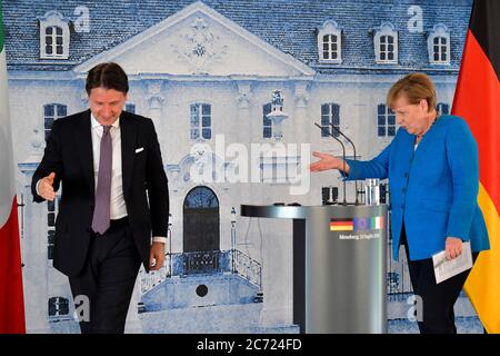 Meseberg, Deutschland. Juli 2020. Der italienische Ministerpräsident Giuseppe Conte und Bundeskanzlerin Angela Merkel (CDU) verlassen nach Gesprächen im Gästehaus der Bundesregierung auf Schloss Meseberg eine gemeinsame Pressekonferenz. Quelle: Tobias Schwarz/AFP Pool/dpa/Alamy Live News Stockfoto