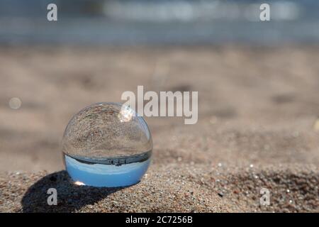 Wunderschöner Sonnenaufgang, der durch einen Linsenball am Strand aufgenommen wurde. Finnland. Golf von Finnland. . Hochwertige Fotos Stockfoto
