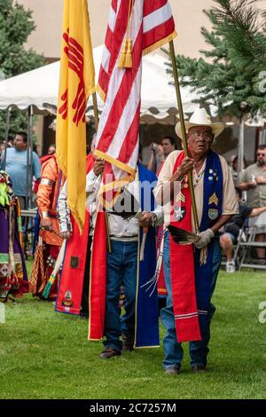 Indische Kriegsveteranen mit Fahnen, großer Eingang, Totah Festival Pow Wow, Farmington, New Mexico USA Stockfoto