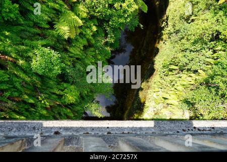 Bridge to Nowhere - Whanganui National Park - Blick von der Brücke direkt hinunter zum Wasser Stockfoto