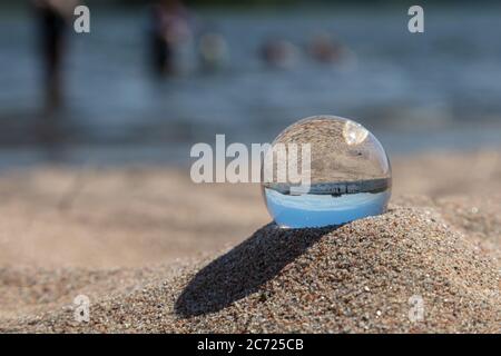 Wunderschöner Sonnenaufgang, der durch einen Linsenball am Strand aufgenommen wurde. Finnland. Golf von Finnland. . Hochwertige Fotos Stockfoto