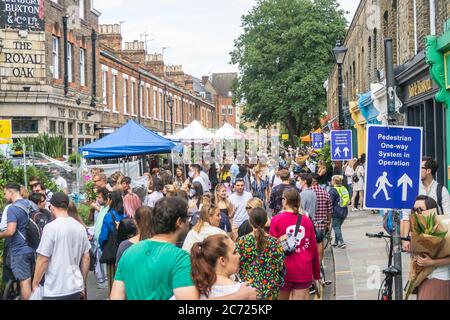 LONDON, Großbritannien - 12. JULI 2020: Ein Blick auf den Columbia Road Flower Market an einem sonntag, der eine riesige Menge von Menschen zeigt. Während des Coronavirus Covid- Stockfoto