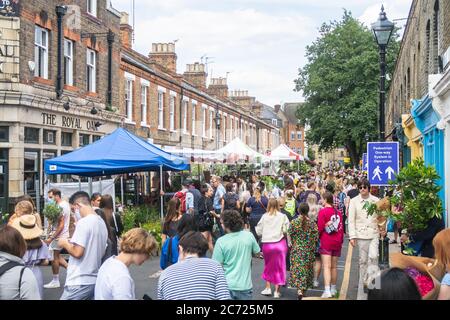 LONDON, Großbritannien - 12. JULI 2020: Ein Blick auf den Columbia Road Flower Market an einem sonntag, der eine riesige Menge von Menschen zeigt. Während des Coronavirus Covid- Stockfoto