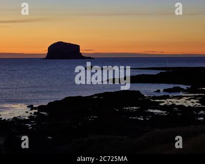 Die Morgendämmerung steigt über dem Bass Rock in East Lothian, Ostküste Schottlands Stockfoto