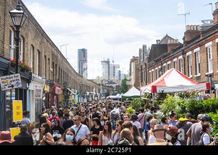 LONDON, Großbritannien - 12. JULI 2020: Ein Blick auf den Columbia Road Flower Market an einem sonntag, der eine riesige Menge von Menschen zeigt. Während des Coronavirus Covid- Stockfoto