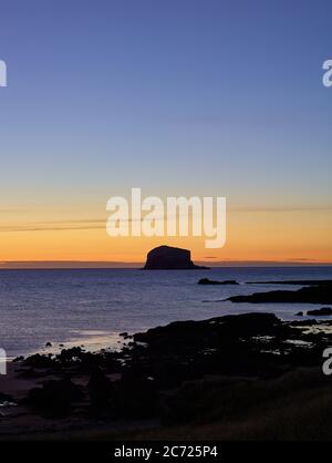 Die Morgendämmerung steigt über dem Bass Rock in East Lothian, Ostküste Schottlands Stockfoto