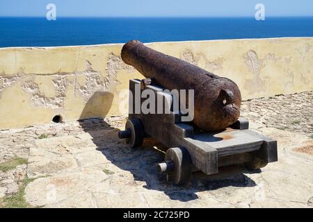 Fortaleza de Sagres, Kanone, blauer Ozean im Hintergrund Stockfoto