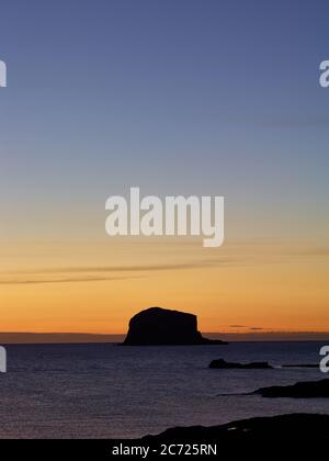 Die Morgendämmerung steigt über dem Bass Rock in East Lothian, Ostküste Schottlands Stockfoto