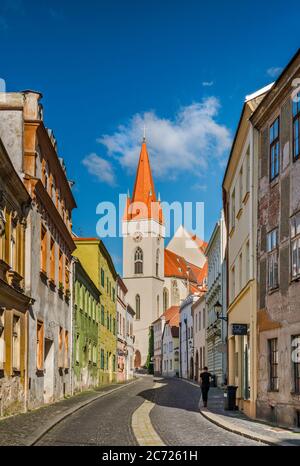 Kirche des Heiligen Nikolaus, Blick von ulice Velká Mikulášska, mittelalterliche Straße in Znojmo, Mähren, Südmährische Region, Tschechische Republik Stockfoto