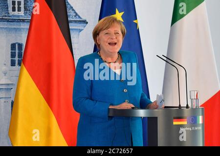 Meseberg, Deutschland. Juli 2020. Bundeskanzlerin Angela Merkel (CDU) lächelt nach ihrem Gespräch im Gästehaus der Bundesregierung auf Schloss Meseberg bei der gemeinsamen Pressekonferenz mit dem italienischen Ministerpräsidenten Conte. Quelle: Tobias Schwarz/AFP Pool/dpa/Alamy Live News Stockfoto