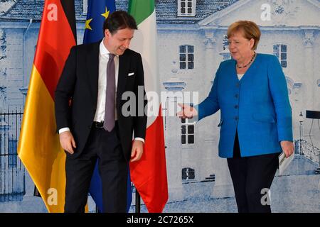 Meseberg, Deutschland. Juli 2020. Bundeskanzlerin Angela Merkel (CDU) und Italiens Ministerpräsident Giuseppe Conte verlassen die Pressekonferenz nach ihren Gesprächen im Gästehaus der Bundesregierung auf Schloss Meseberg. Quelle: Tobias Schwarz/AFP Pool/dpa/Alamy Live News Stockfoto