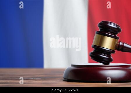 Justiz und Gerichtskonzept in der Französischen Republik Frankreich. Richter Hammer auf einem Hintergrund Flagge. Stockfoto