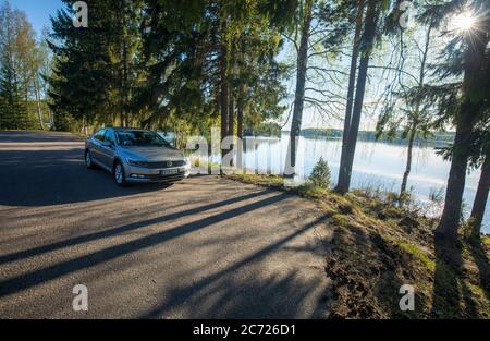 Volkswagen Passat 1.4 tsi Limousine 2015 Modell geparkt am Straßenrand Lay-by an einem See im Sommer , Finnland Stockfoto