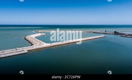 Italien, August 2021- Luftaufnahme des Hafengebiets und der Flaminia-Bucht der Stadt Pesaro in den Marken Stockfoto