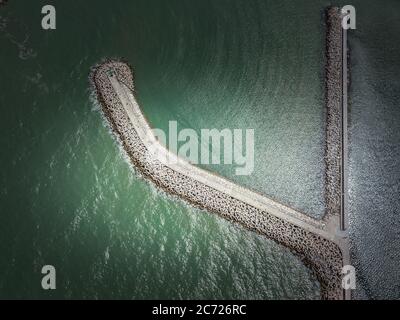 Italien, August 2021- Luftaufnahme des Hafengebiets und der Flaminia-Bucht der Stadt Pesaro in den Marken Stockfoto