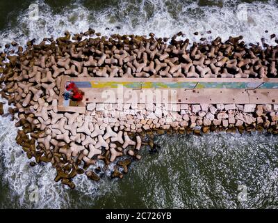 Italien, August 2021- Luftaufnahme des Hafengebiets und der Flaminia-Bucht der Stadt Pesaro in den Marken Stockfoto