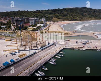 Italien, August 2021- Luftaufnahme des Hafengebiets und der Flaminia-Bucht der Stadt Pesaro in den Marken Stockfoto